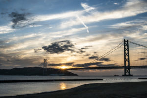 舞子東海浜緑地から見た明石海峡大橋と夕焼空