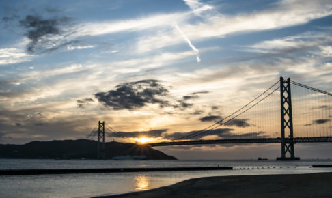 舞子東海浜緑地から見た明石海峡大橋と夕焼空